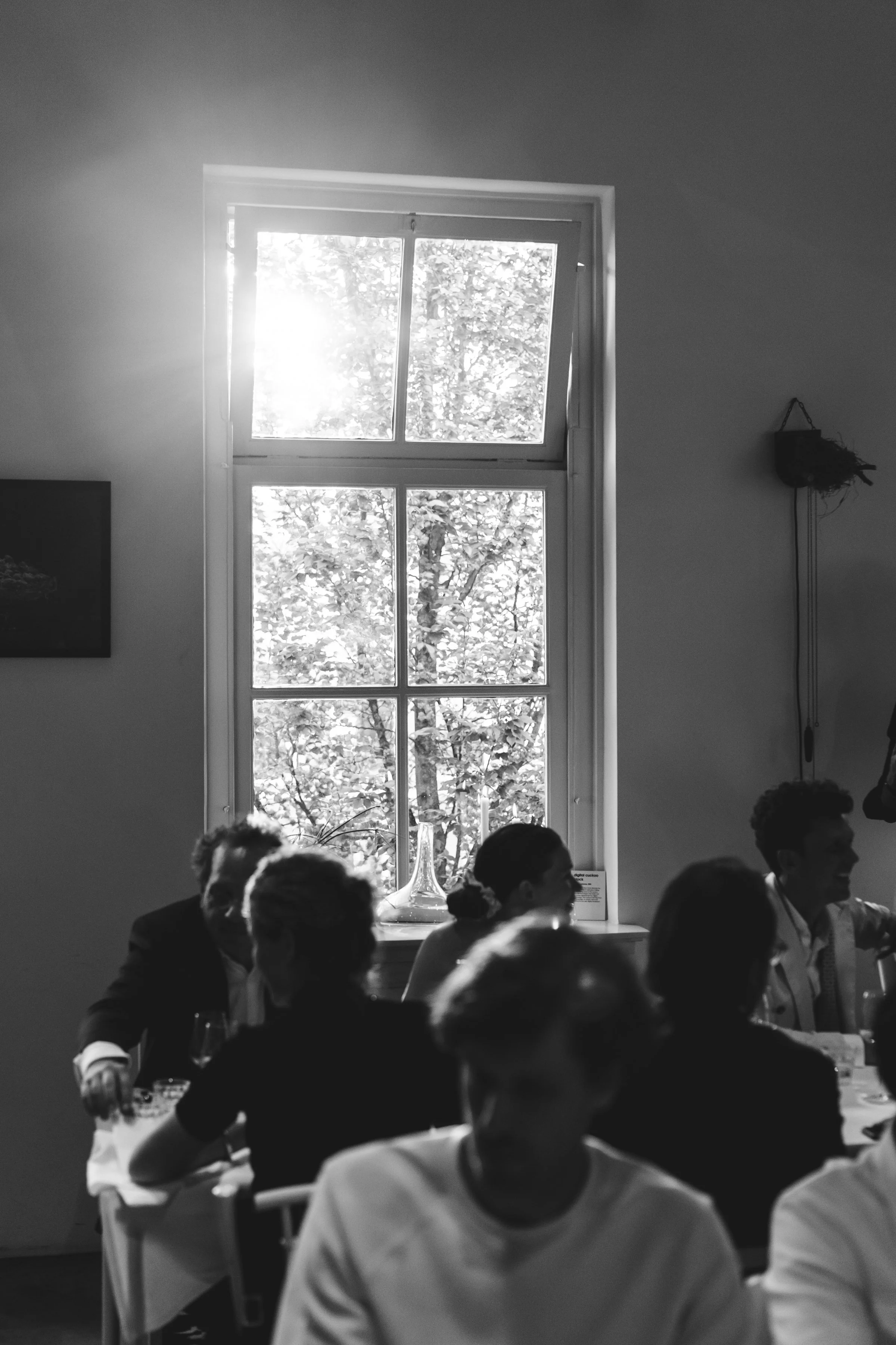 Ziekenhuisgang met liggende bedden en medische apparatuur.