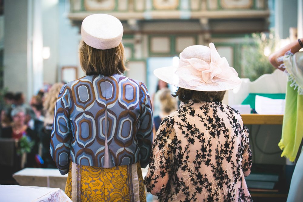 Tweedehands vrouwen in vintage kleding en hoeden op een feestelijke gebeurtenis
