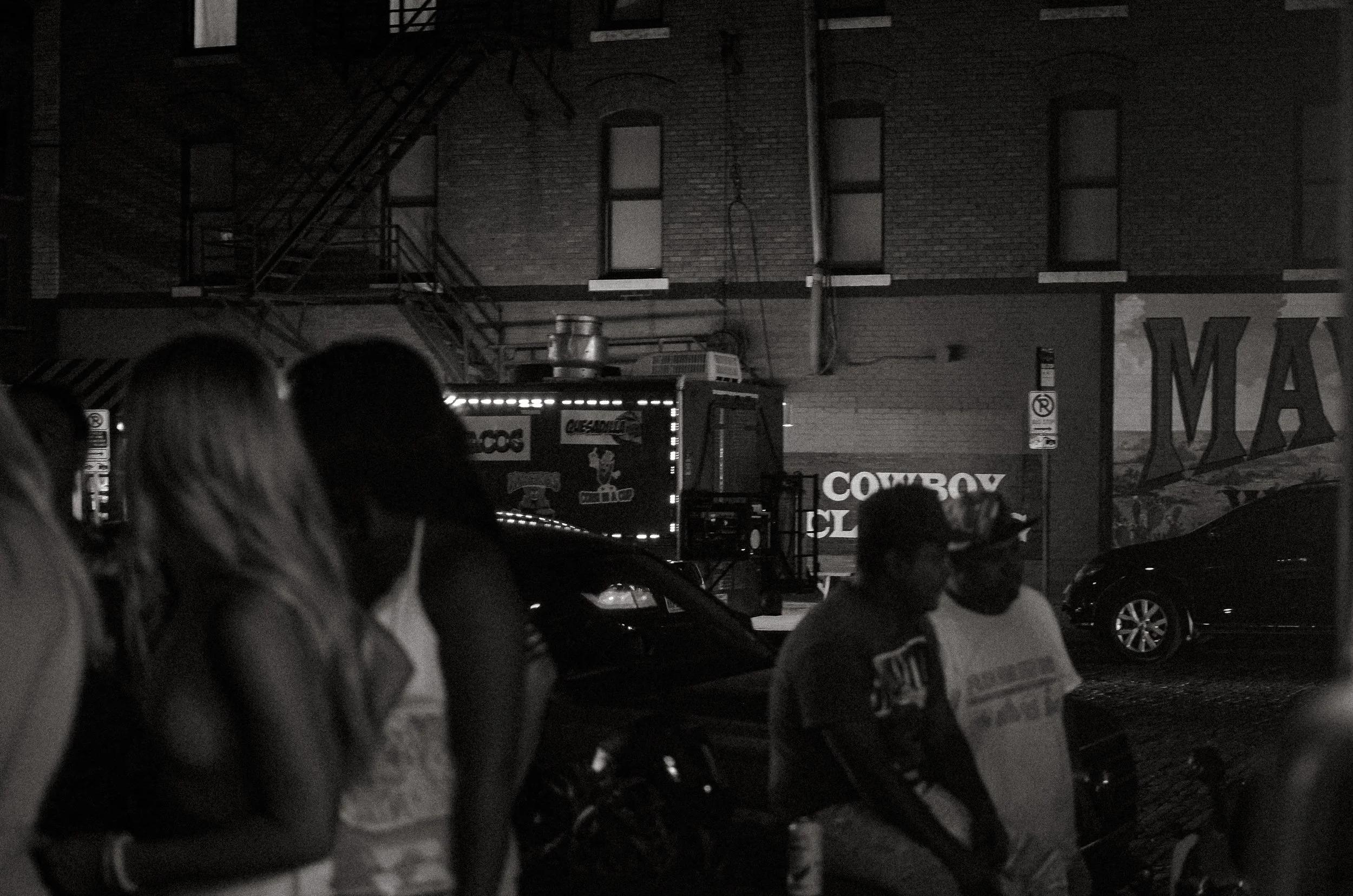 Outside after dark, crowds gather at the kerb. Fort Worth, Texas, USA. 10 August 2023.