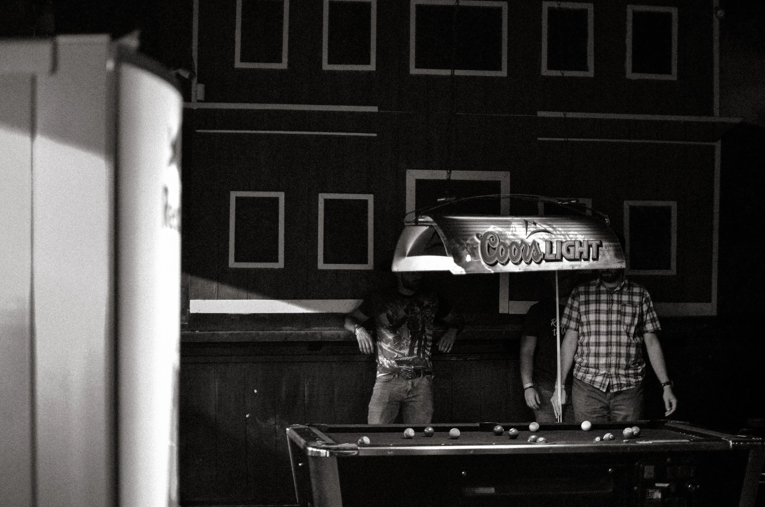 Men play pool in a saloon bar. Fort Worth, Texas, USA. 10 August 2023.