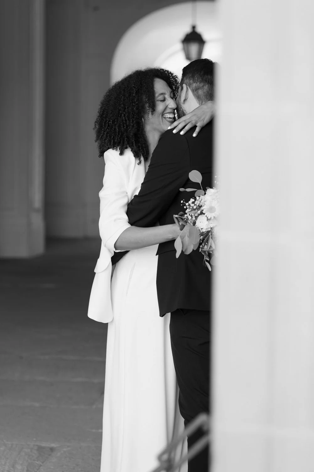 Glückliches Brautpaar in Schwarz-Weiß fotografiert bei einem emotionalen Moment in Schloss Solitude