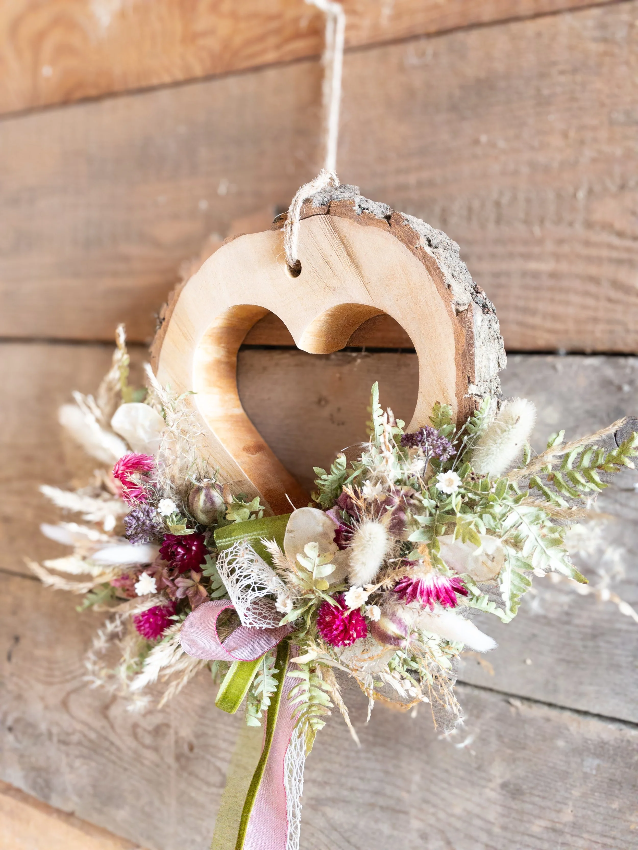 Holzherz mit Trockenblumen