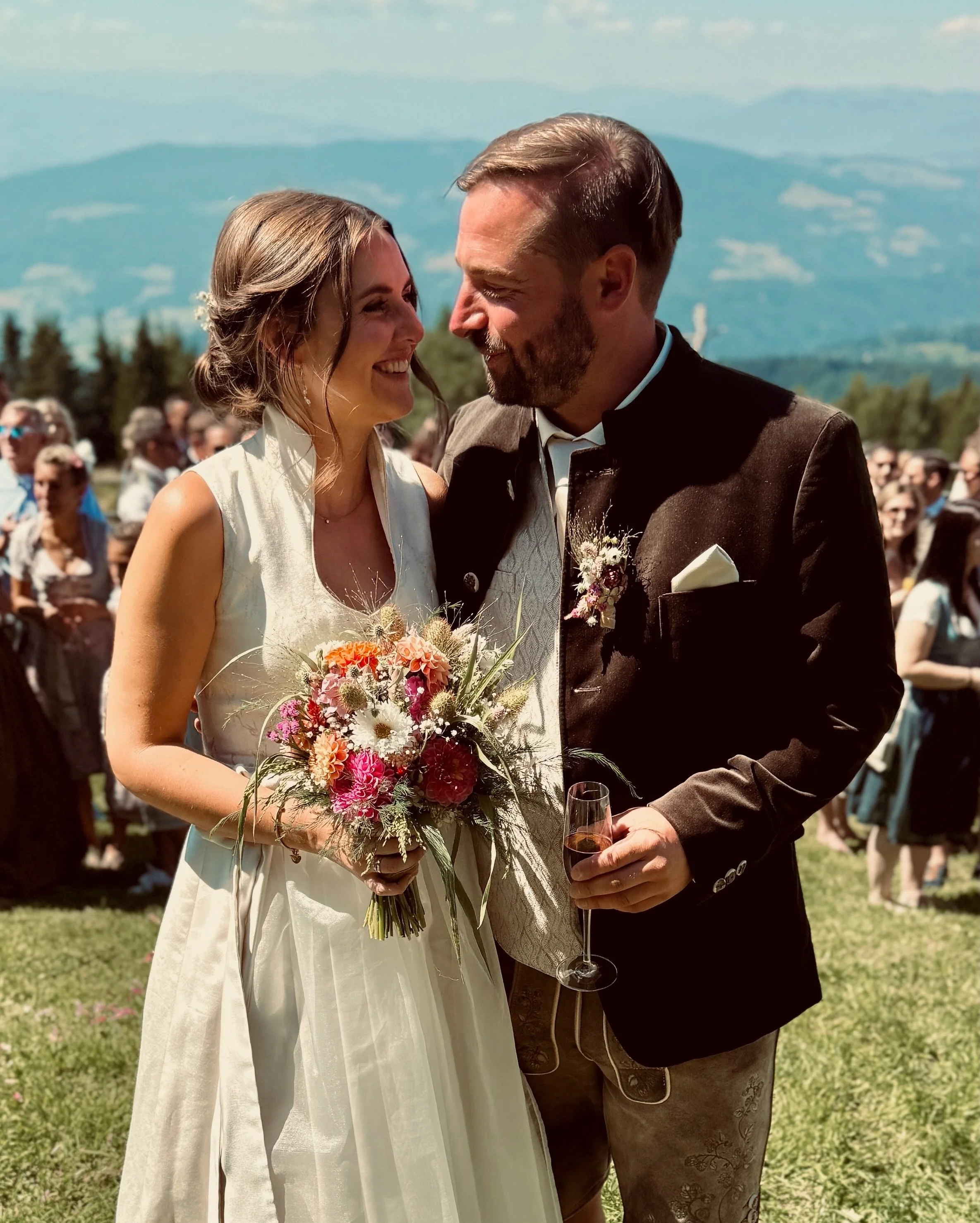🤍 Traumhochzeit auf der Alm 🏔️🌸
Mit Blumen aus meinem Garten &ndash; mit viel Liebe gewachsen, um M&amp;M&rsquo;s besonderen Tag ganz nat&uuml;rlich zu umrahmen. 🌿🌸✨
Saisonal. Regional. Nachhaltig.
Damit euer besonderer Tag noch ein bisschen meh