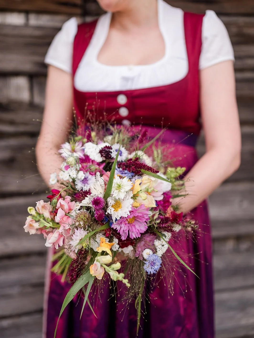 Bunt wie das Leben. Bunt wie die Liebe. 🌸
Eine Hochzeit im Juli &ndash; voller Farben, voller Leben und voller kleiner Blumenmomente. 🌿🌼
F&uuml;r diese besondere Hochzeit durfte ich mich von der F&uuml;lle des Sommers inspirieren lassen: saisonale