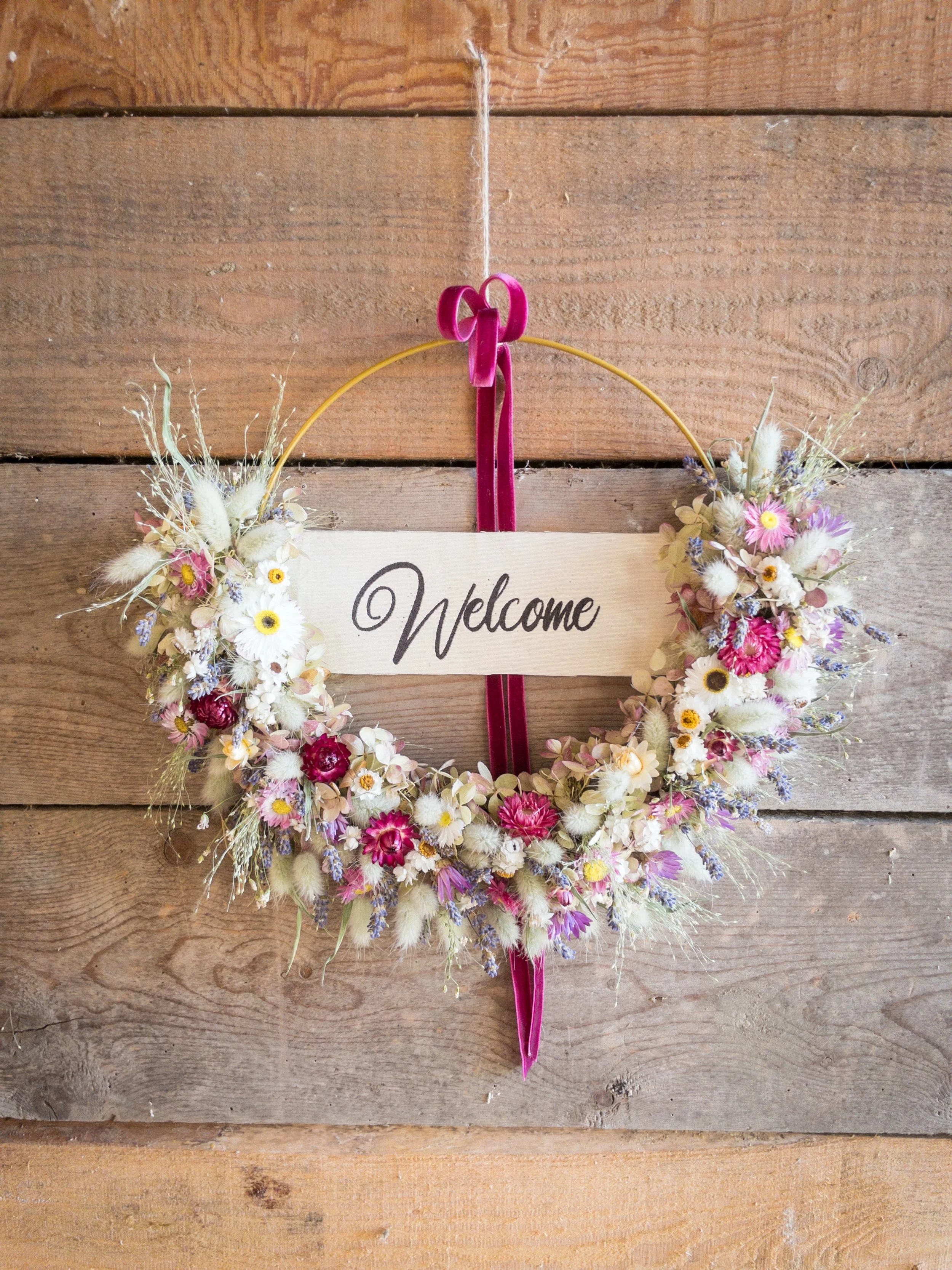 ✨ Trockenblumen-Loop mit individuellem Wunschtext ✨
Du bist auf der Suche nach einem ganz besonderen, personalisierten Geschenk? 💛
Wie w&auml;re es mit einem Trockenblumen-Loop mit deinem ganz pers&ouml;nlichen Wunschtext? Ob als liebevolles Geschen