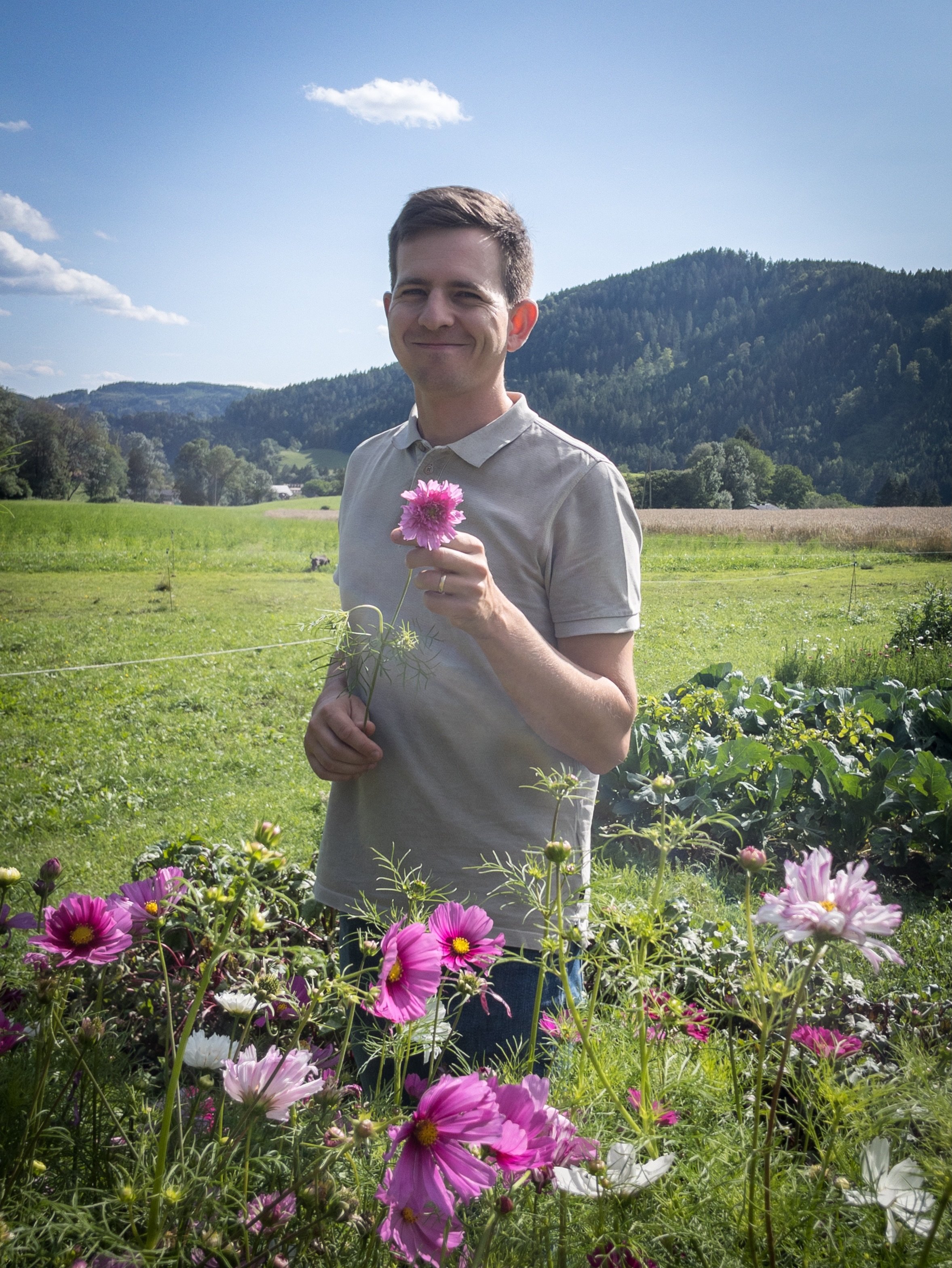 Heute stelle ich euch unseren Flowerbauer vor: Michael &ndash; der Mann hinter der Blumenb&auml;uerin. 🌾 

Obwohl er nicht direkt aus der Landwirtschaft stammt und er hauptberuflich in der Holzindustrie arbeitet, ist er mit ganzem Herzen Landwirt.
O