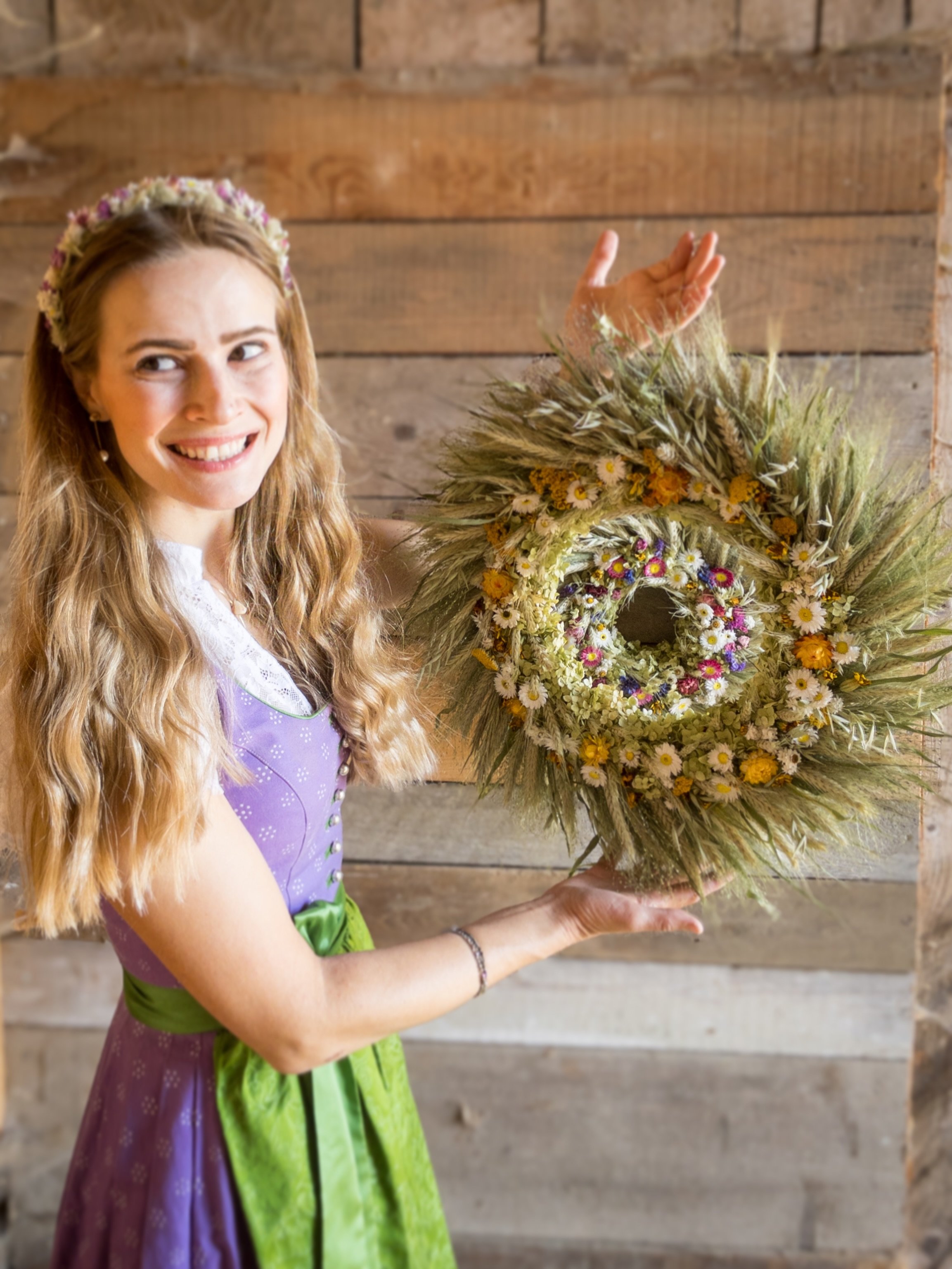 Flower up your life. 🌸🌼🌻
Mit Blumen ist das Leben einfach ein bisschen sch&ouml;ner &ndash; und Trockenblumen bewahren diese Sch&ouml;nheit f&uuml;r lange Zeit. 🤍🌾 
Ein Getreidekranz bringt die Sch&ouml;nheit des Sommers direkt an deine Haust&uu