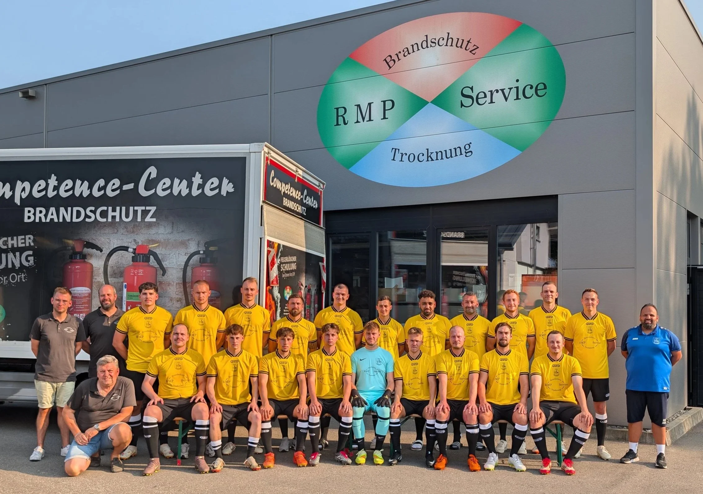 Mannschaft des TSV Eriskirch vor dem Firmengebäude der RMP-Service GmbH in Markdorf. RMP-Service unterstützt den Verein als Sponsor in der Saison 2026/2027.