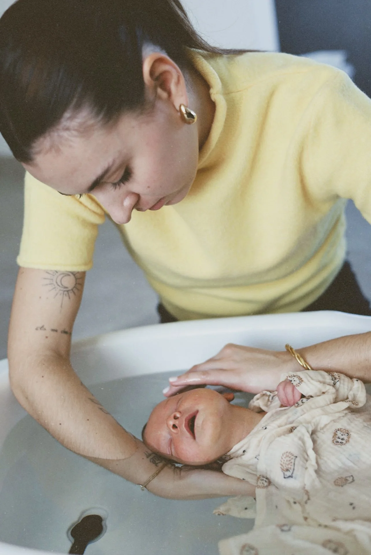 Bain enveloppé bébé à domicile autour de Dijon — Vos Instants Précieux
