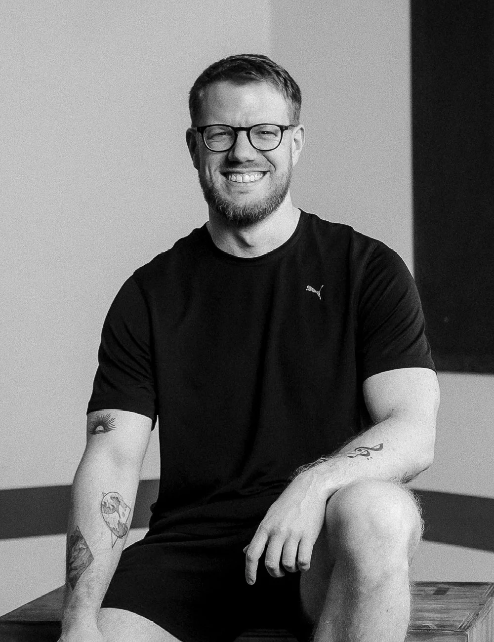 Trainer Alexander im Studio bei FORM-ID – persönliche Betreuung und professionelles Krafttraining in motivierender Atmosphäre.