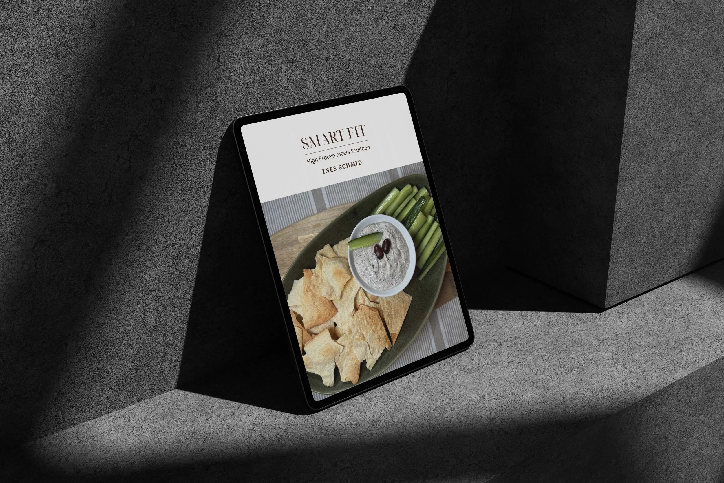 Digitale Ausgabe des Kochbuchs „SMART FIT – High Protein meets Soulfood“ von Ines Schmid auf einem Tablet – Ernährungskonzept von FORM-ID.