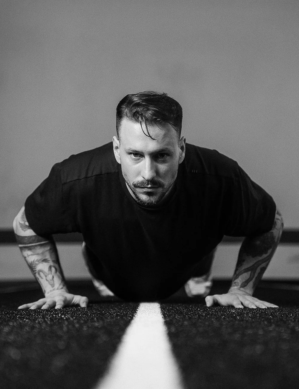 Trainer und CEO Niklas Schmid bei einer intensiven Liegestütz-Übung – funktionelles Krafttraining bei FORM-ID.