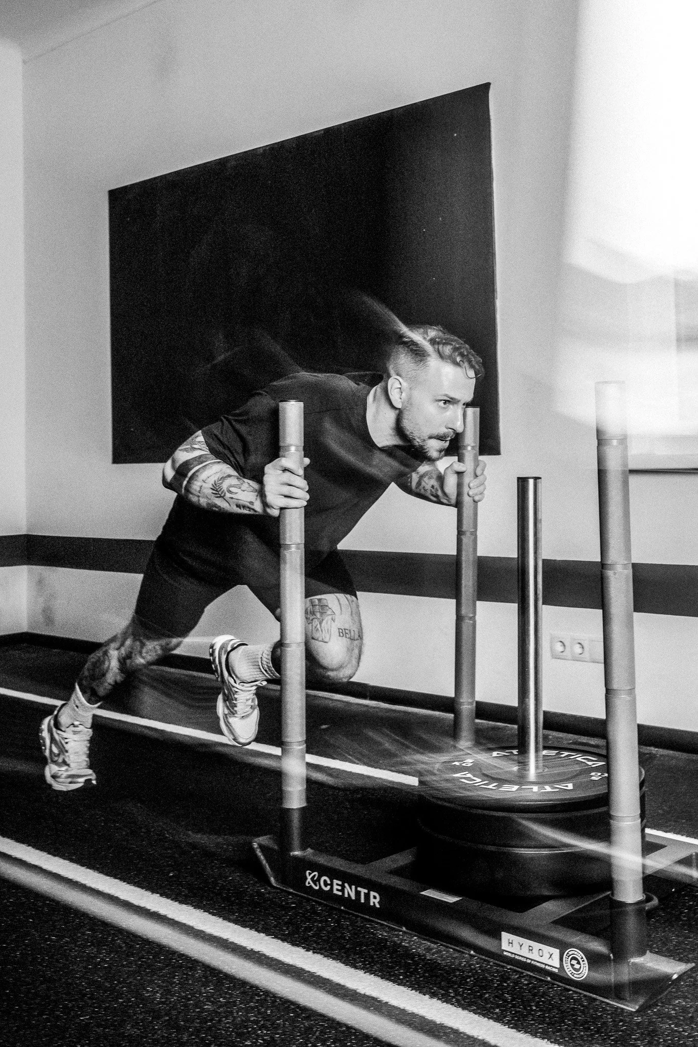 Trainer und CEO Niklas Schmid beim intensiven Schlitten-Training im Bootcamp – funktionelles Athletiktraining bei FORM-ID.