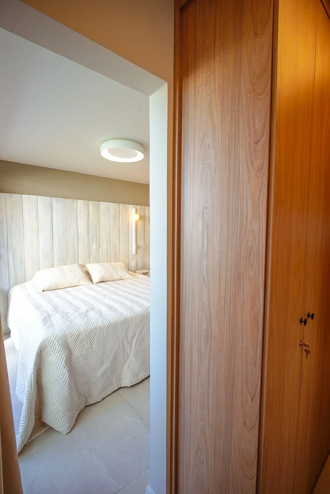 Entrada para a Suíte 1 pelo closet do quarto.