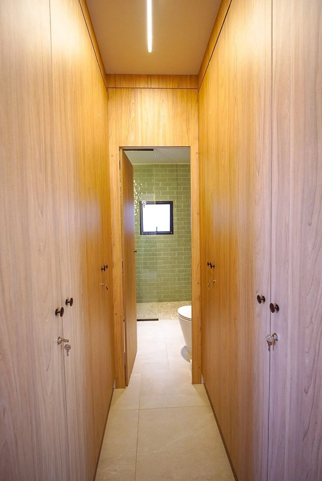 Closet da Suíte 1 com o banheiro da suíte.