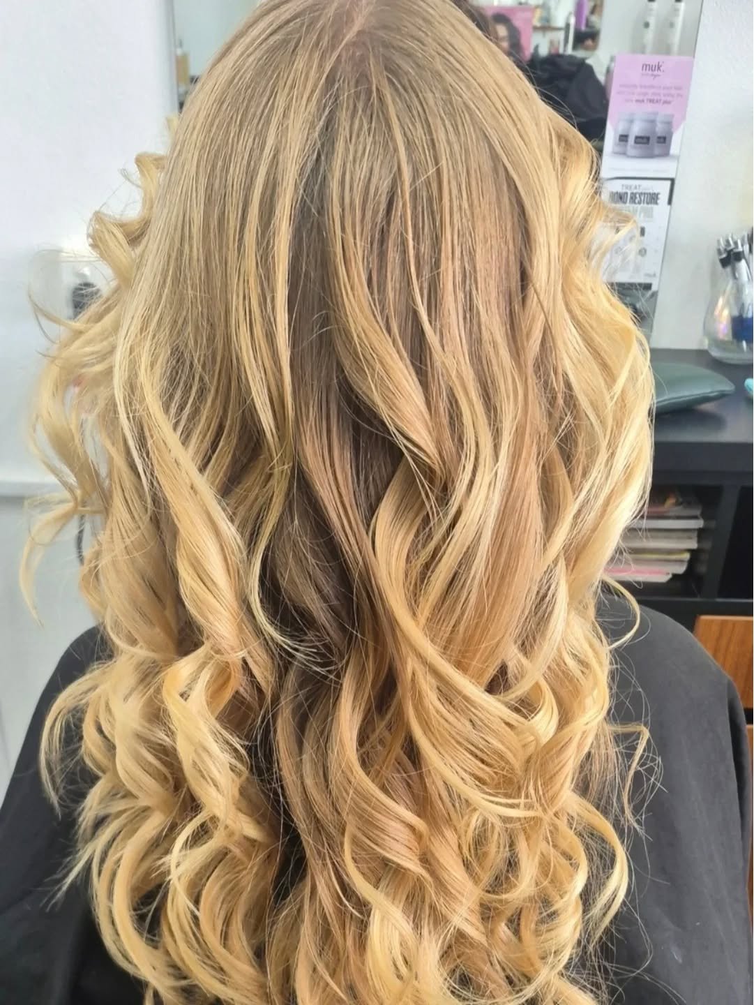 Creamy blonde tones &amp; soft curls ✨
The perfect lived-in blonde for effortless, everyday glam 🤍

#newedgehair #perthsalon #everydayglam