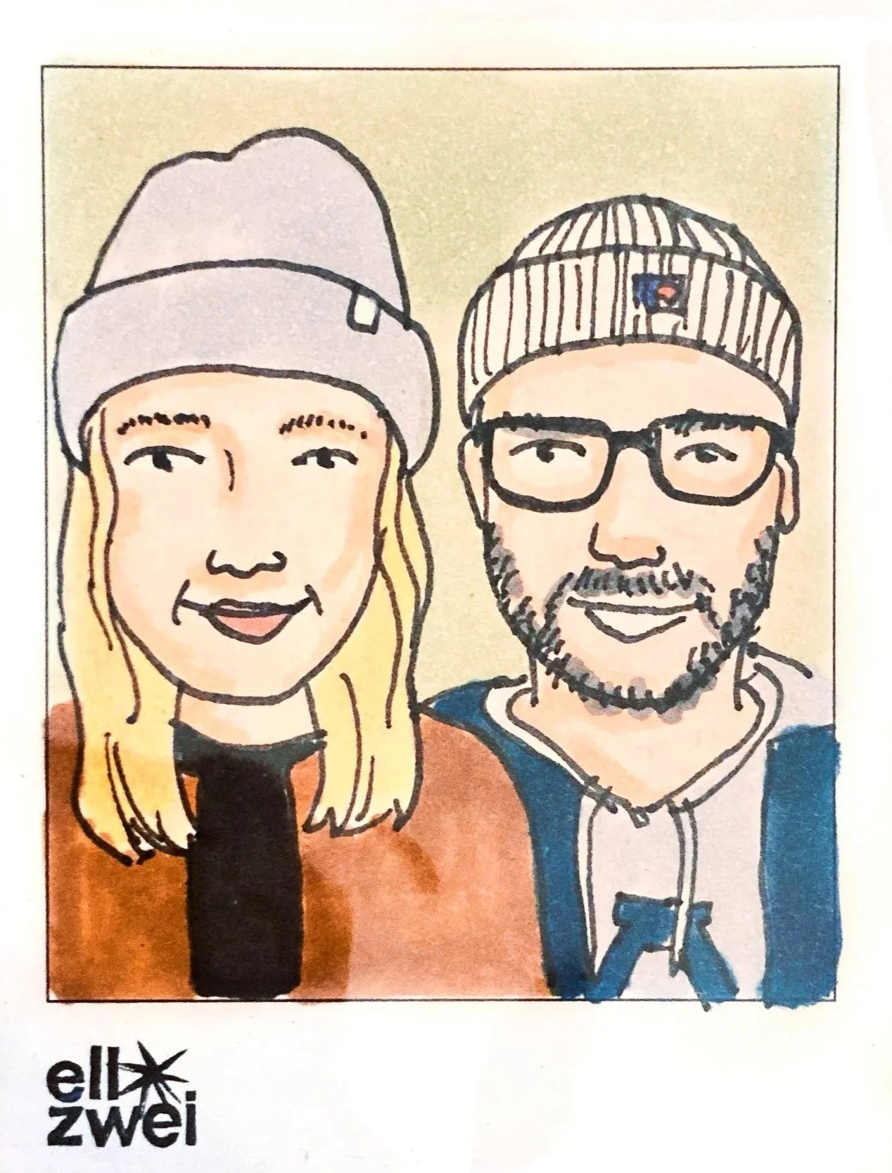 Ein handgezeichnetes Portrait eines lachenden Paares mit Mützen, einer Frau mit langen blonden Haaren und einem Mann mit Brille, Bart und in einem blauen Hoodie von ellmalzwei.