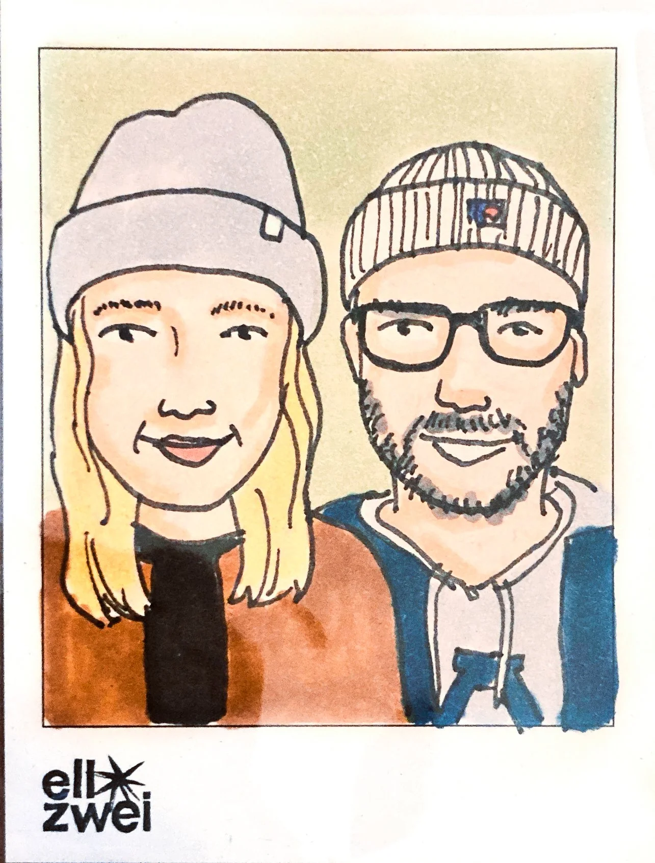 Ein handgezeichnetes Portrait eines lachenden Paares mit Mützen, einer Frau mit langen blonden Haaren und einem Mann mit Brille, Bart und in einem blauen Hoodie von ellmalzwei.