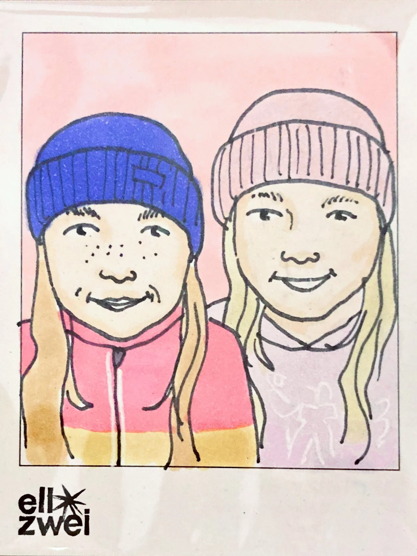 Zeichnung von zwei Mädchen mit Mützen, eines mit blauer, eines mit rosa Mütze, beide lächeln, mit hellen Kleidern, mit einem pinkfarbenen Hintergrund.