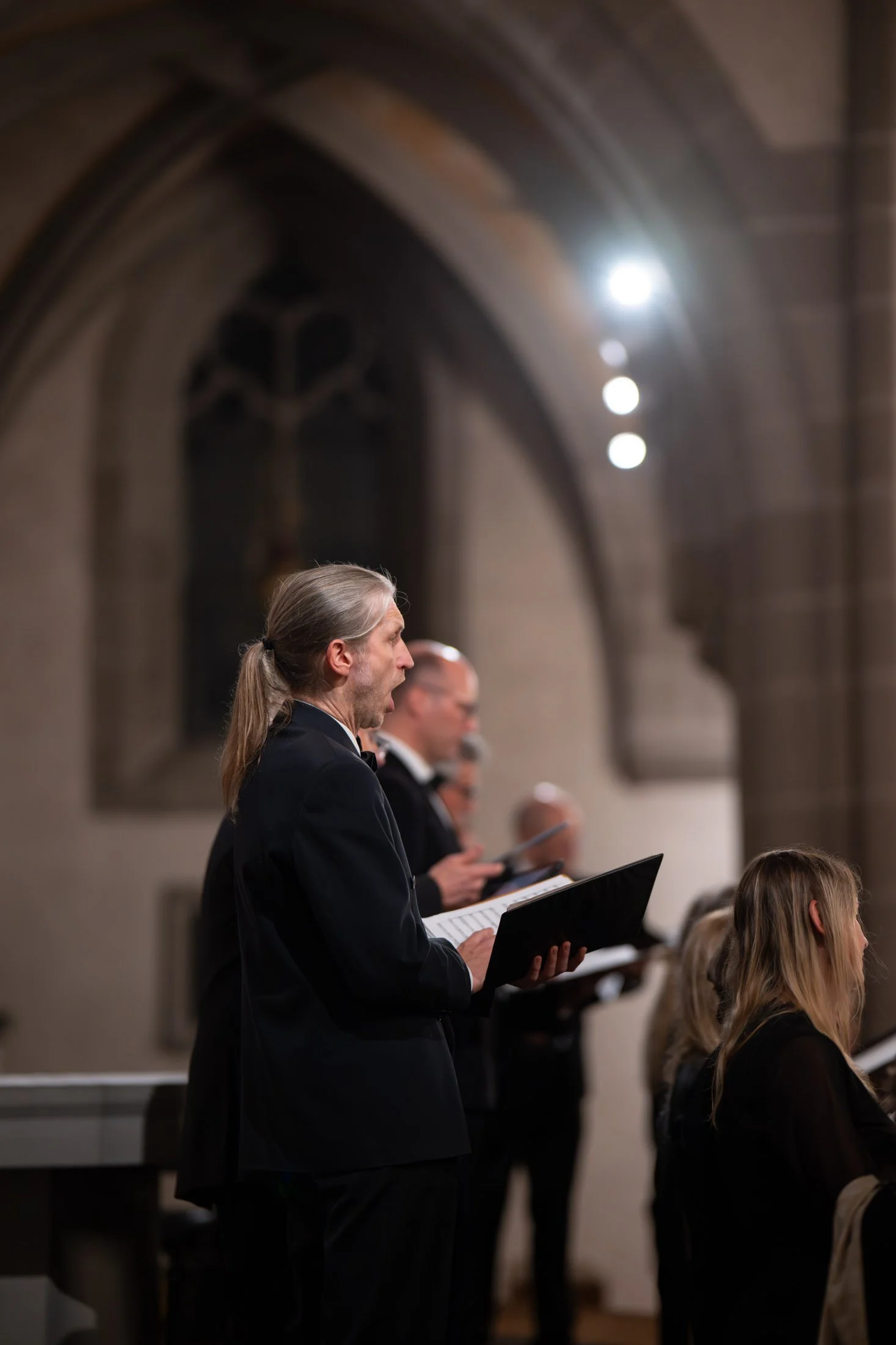 Chorleiter und Sänger in einer Kirche während eines Gottesdienstes