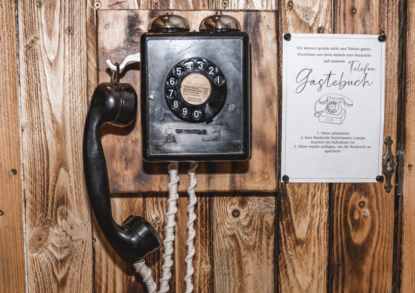 Ein umgebautes Telefon an der Rückseite als digitales Gästebuch