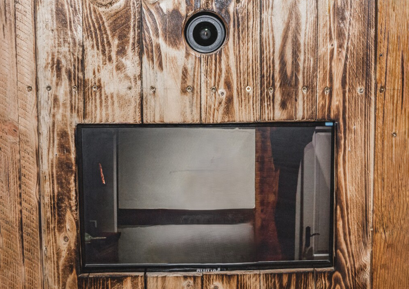 Die Fotobox im rustikalen Gehäuse, ausgelöst durch einen Fußbuzzer