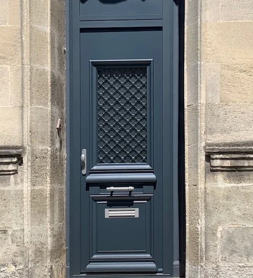 Plein-Jour-Bordeaux-Porte-entrée-Aluminium.jpg