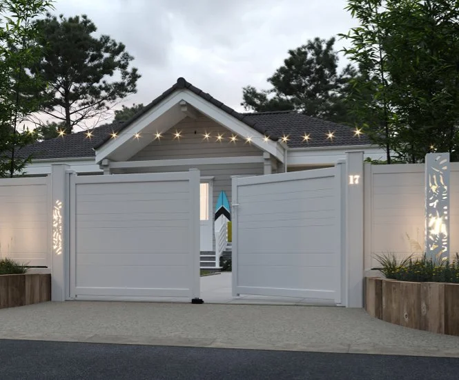 Portail blanc en bois avec une maison moderne au fond, décoré avec des lumières et des panneaux décoratifs en bois, entouré d'arbres et de plantes.