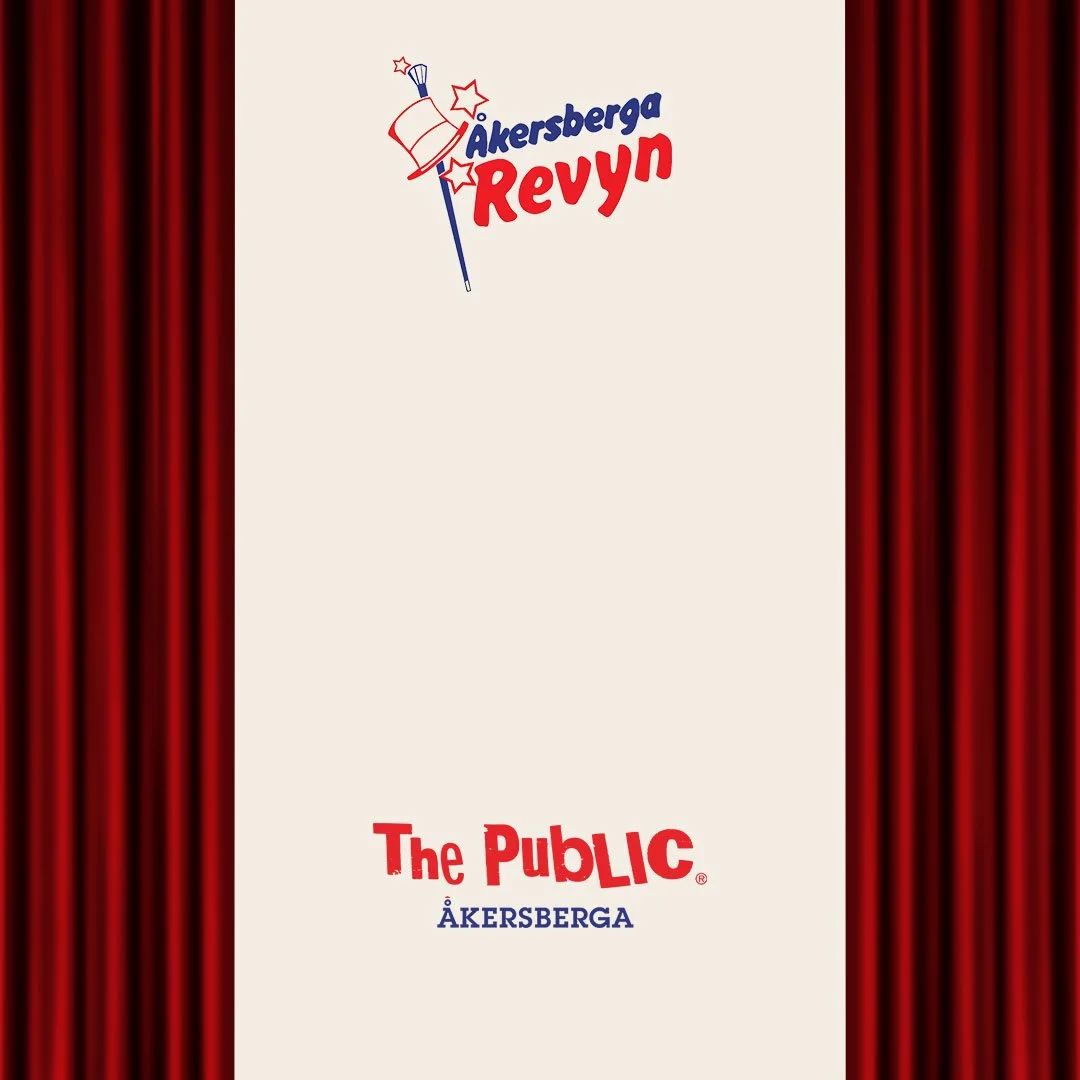 En teaterkuliss med text som säger "Åkersberga Revyn" och "The Public Åkersberga", röda ridåer på sidorna.
