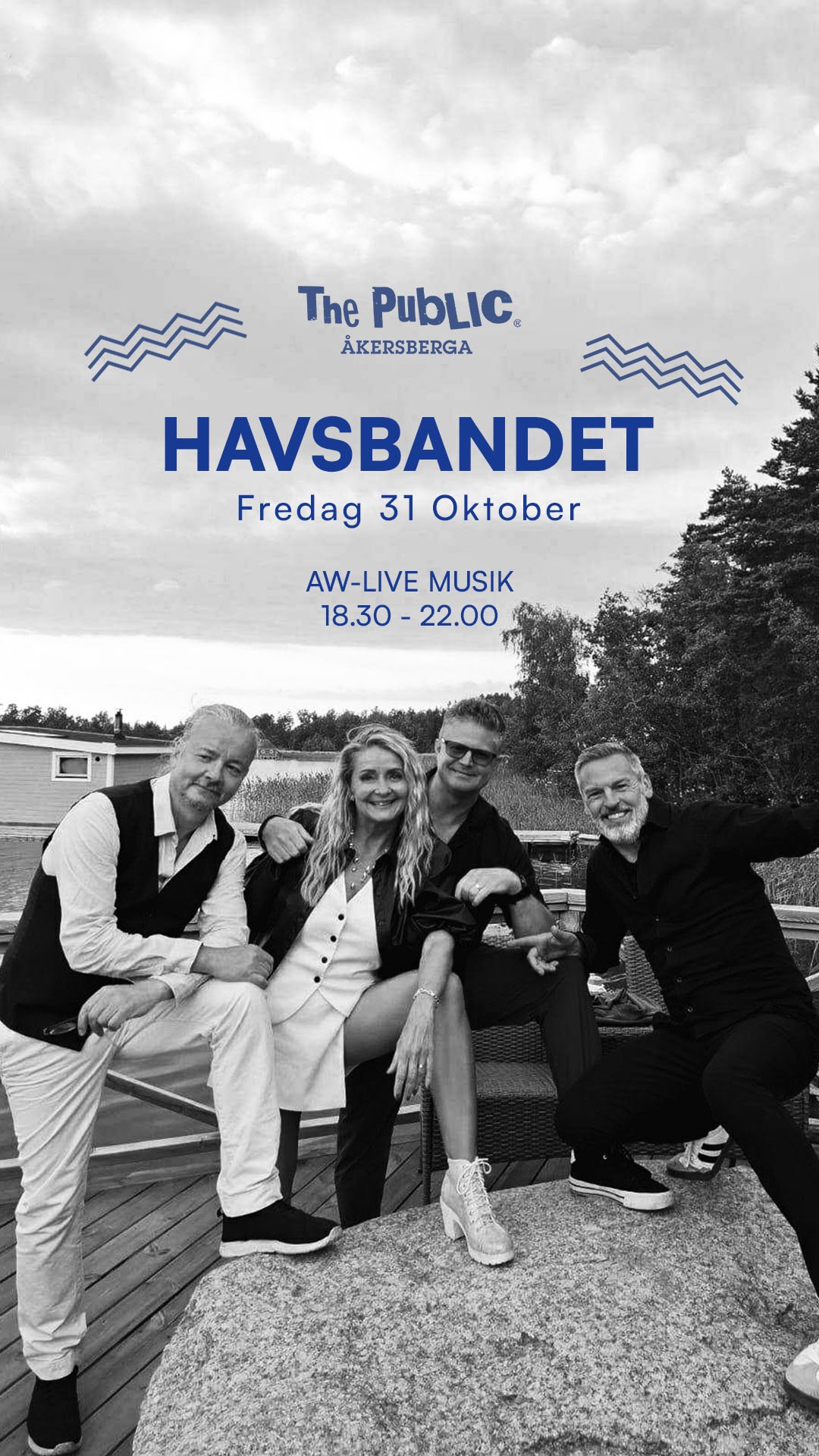Flygblad för en musikfestival med texten: "The Public Åkersberga, Havsbandet, Fredag 31 Oktober, AW-LIVE MUSIK 18.30 - 22.00". Abstract bild av fyra personer som poserar utomhus vid vattnet, i svartvitt.
