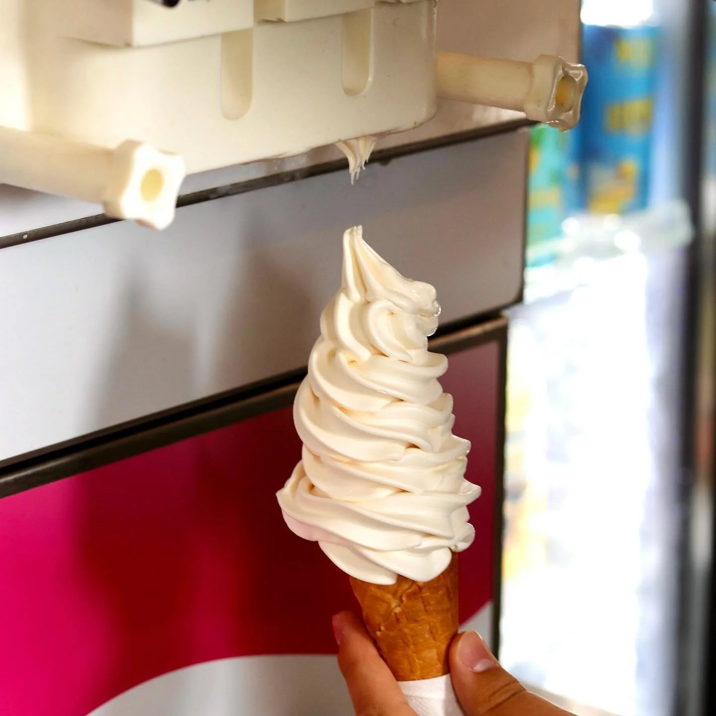 Hej!

Efter att mjukglassmaskinen lagt av tidigare idag s&aring; &auml;r den numera ig&aring;ng igen och nu (typ) godare &auml;n n&aring;gonsin. Mest f&ouml;r att abstinensen varit h&ouml;g efter mjukis i magen.

Varmt v&auml;lkomna fram till och med