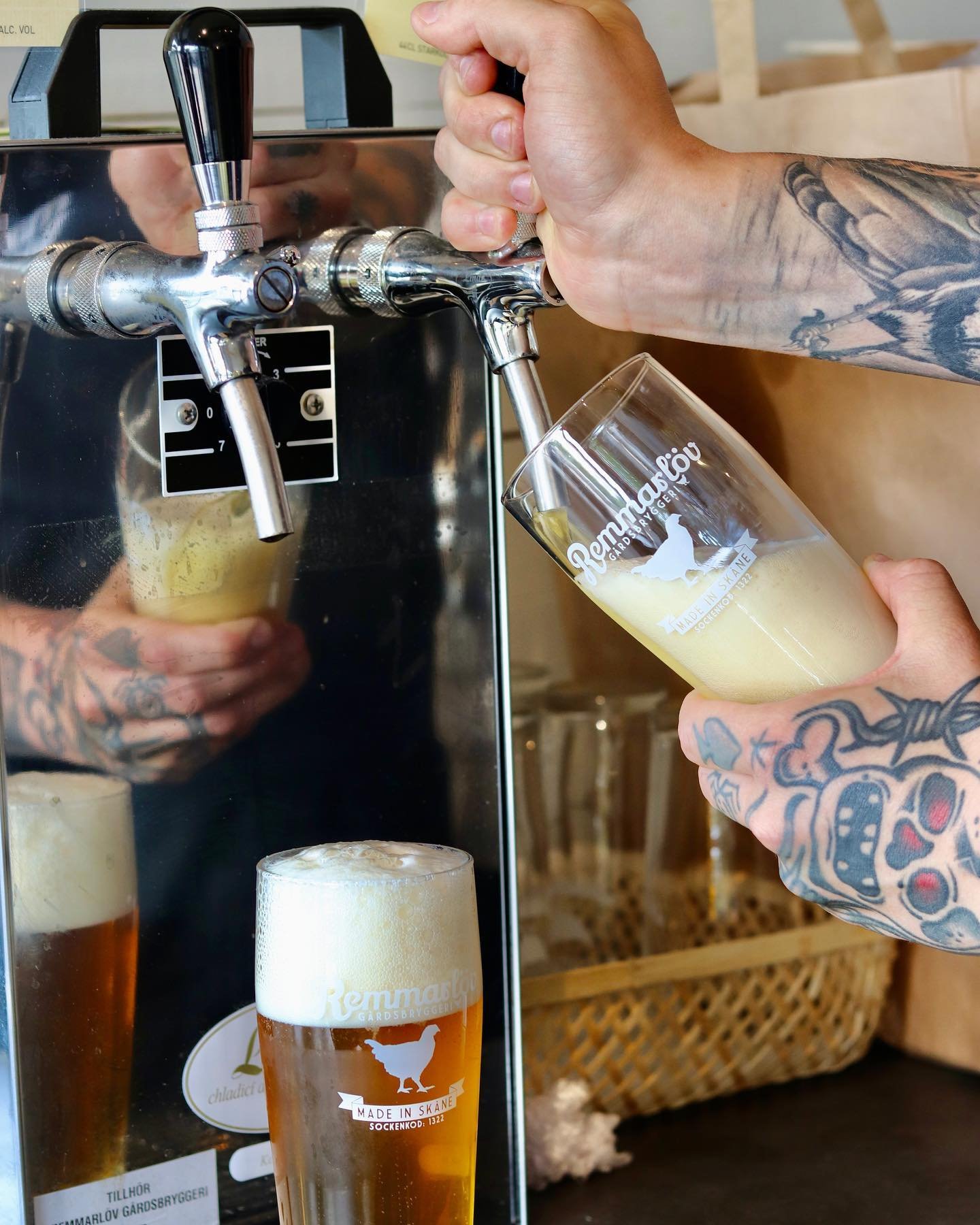 Vi har &ouml;ppet under midsommar, dock med lite begr&auml;nsningar. I hopp om lite b&auml;ttre v&auml;der.. Men alla dagar &auml;r ju &ouml;l-v&auml;der. V&auml;lkomna ner till oss p&aring; lite midsommarfirande, antingen p&aring; en &ouml;l, en bur