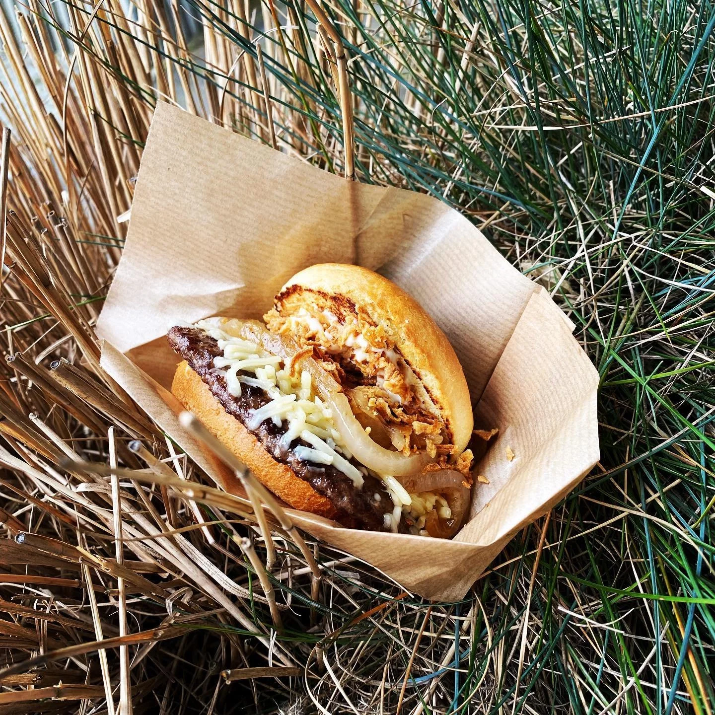 H&auml;r har vi ett av v&aring;ra nya tillskott p&aring; v&aring;r sommarmeny: Tryffelburgare. 

Tryffelmajonn&auml;s, 6 m&aring;nader lagrad pr&auml;stost, karamelliserad gul l&ouml;k och rostad l&ouml;k. 

V&aring;ra hamburgare &auml;r gjorda av 65