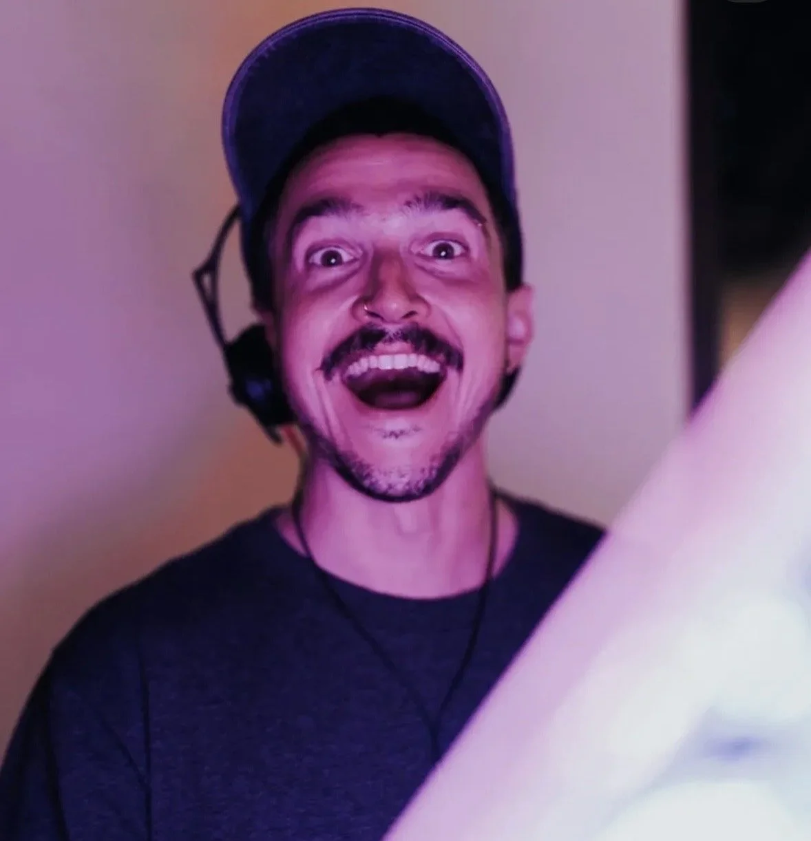 En man som blandar musik på en DJ-mikser, upplyst i rött