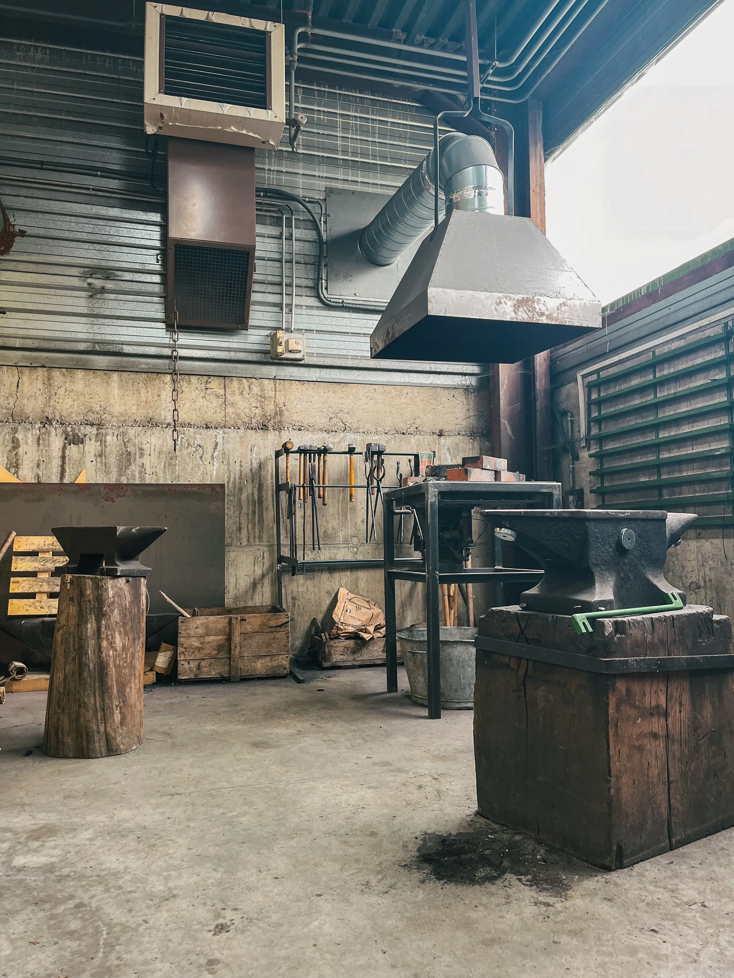 L'atelier des Forges Meteor avec les outils de ferronnerie traditionnels et modernes. La forge traditionnelle.