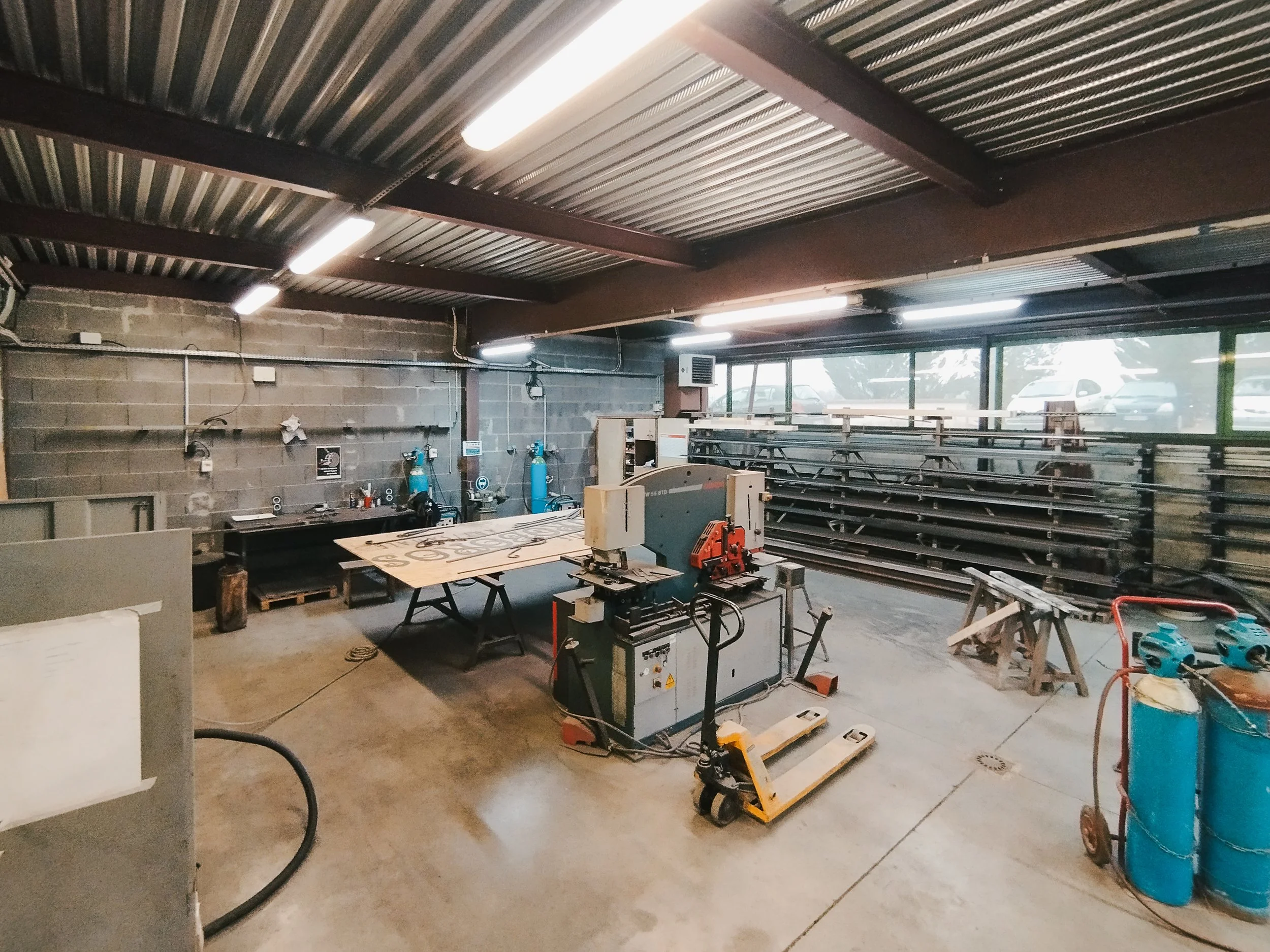 L'atelier des Forges Meteor avec les outils de ferronnerie traditionnels et modernes.