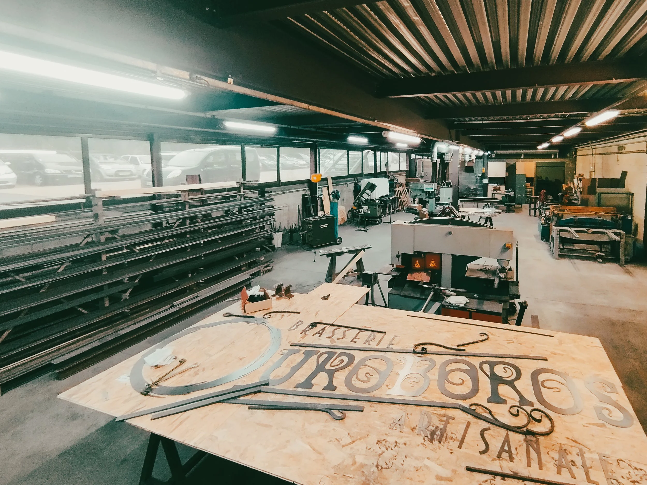L'atelier des Forges Meteor, avec tous les outils de ferronnerie traditionnelle et les équipement modernes