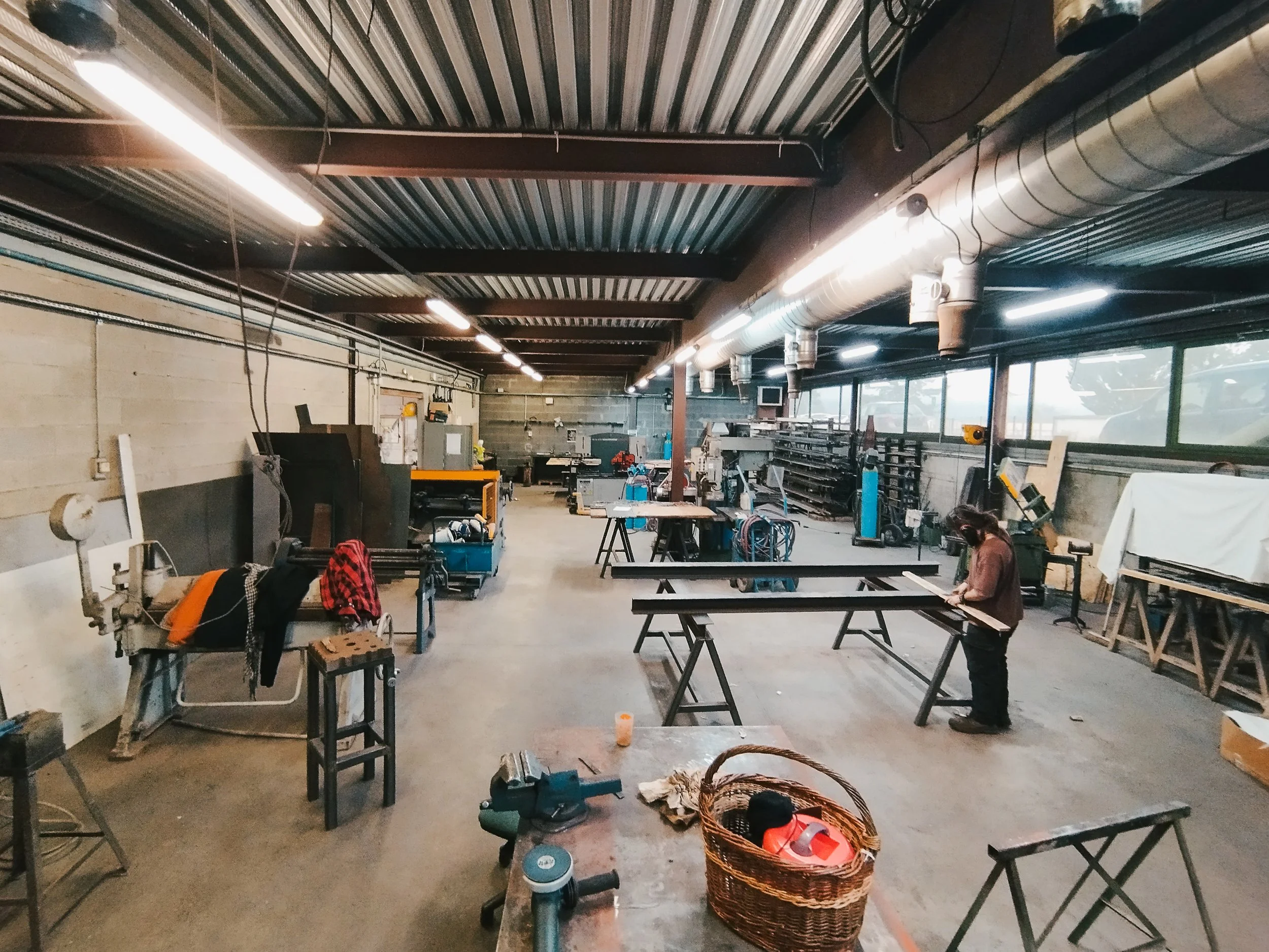 L'atelier des Forges Meteor avec les outils de ferronnerie traditionnels et modernes.