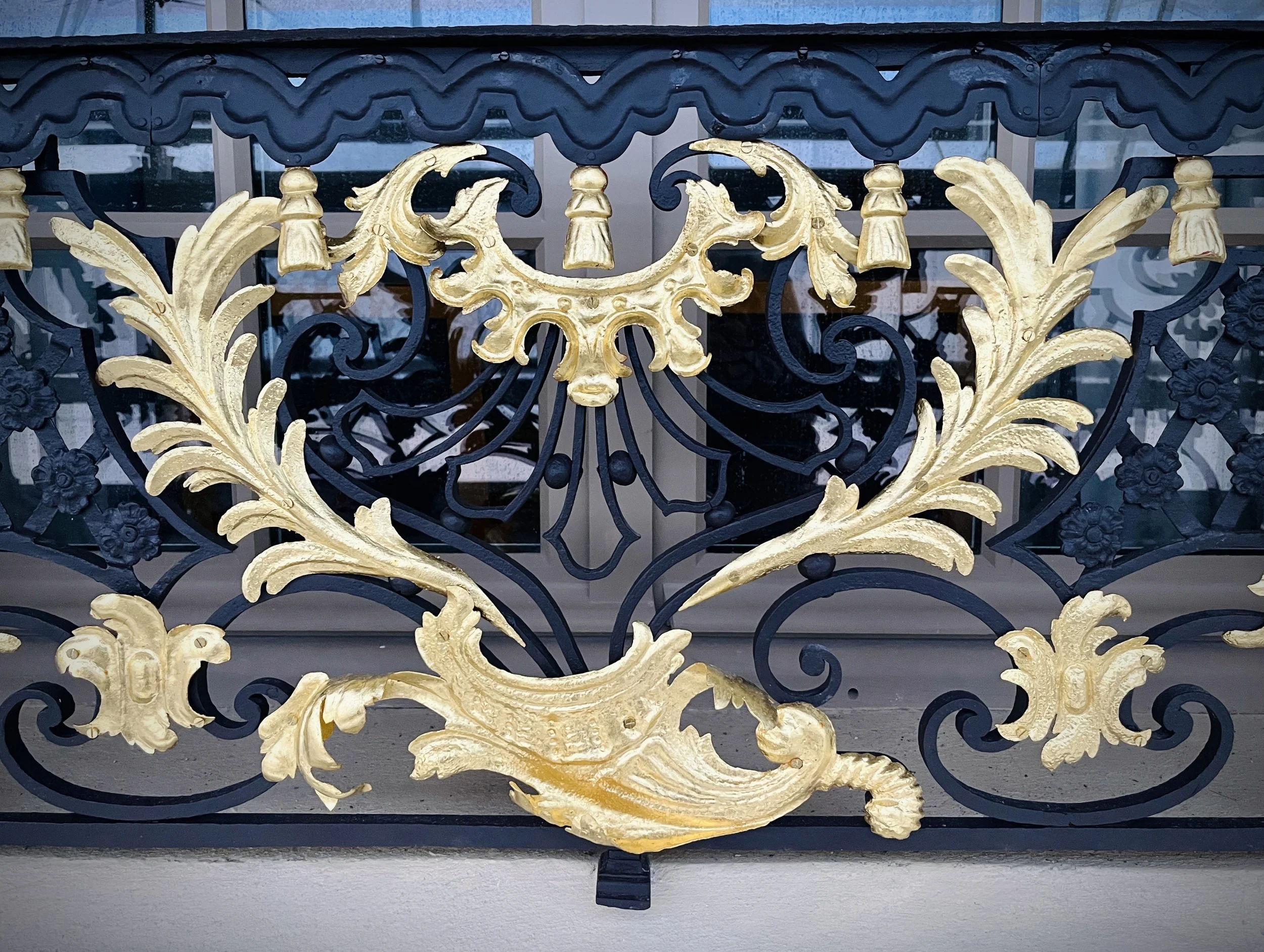 restauration des feuillages repoussés de la grille de la Buvette Cachat - Evian-les-Bains