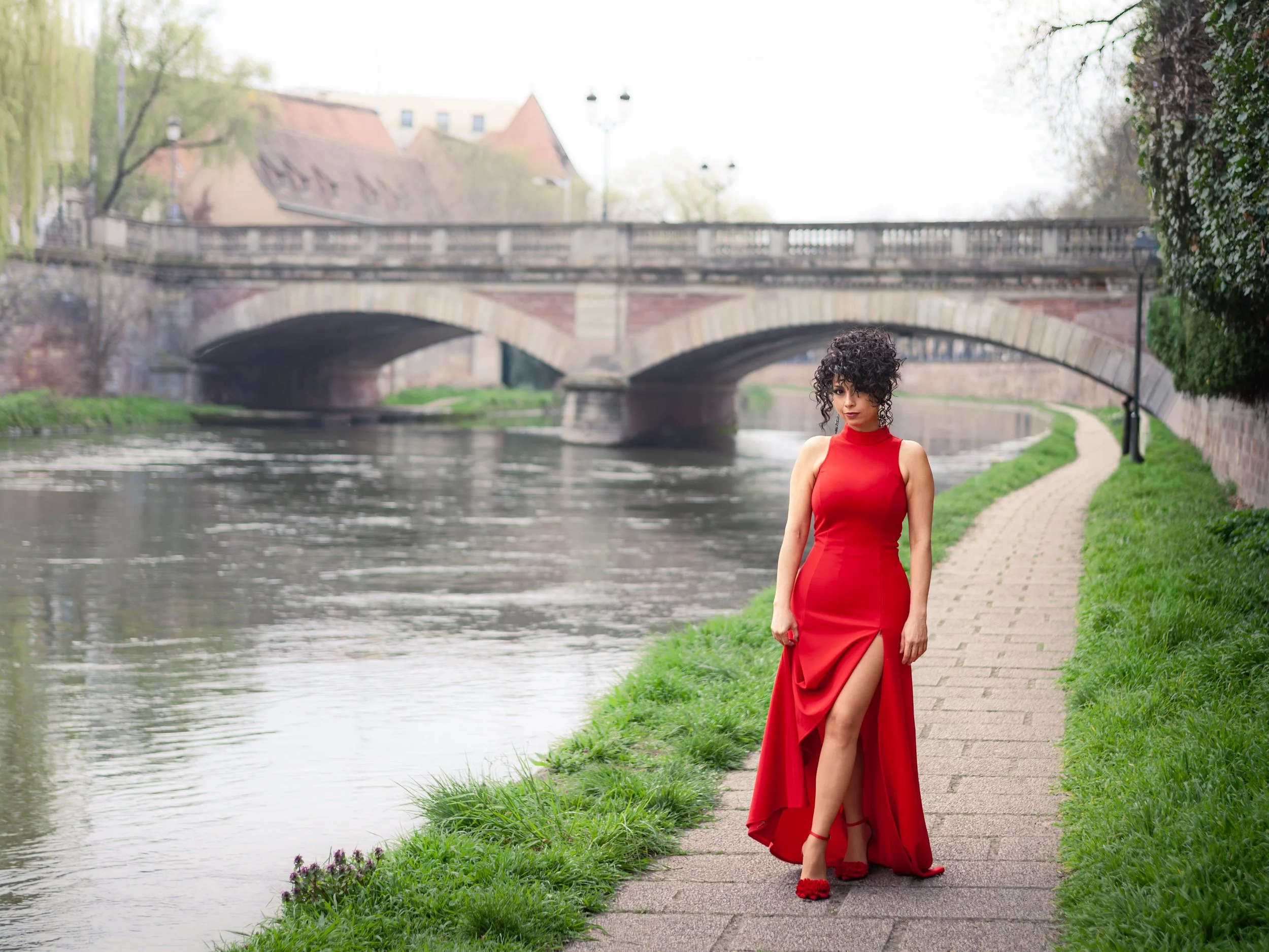 2026-03-Photos_Portrait_Eugenia_Robe_rouge_Canal_Strasbourg-2.jpg