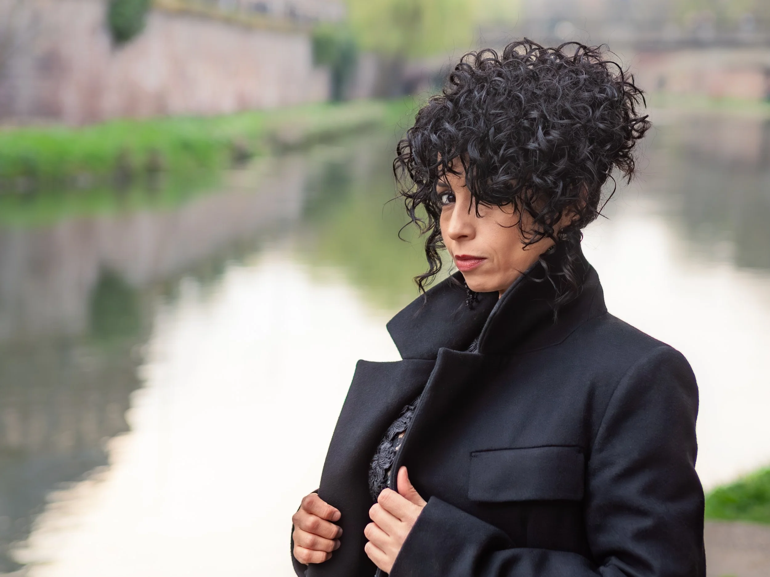 2026-03-Photos_Portrait_Eugenia_Robe_noire_Canal_Strasbourg-3.jpg
