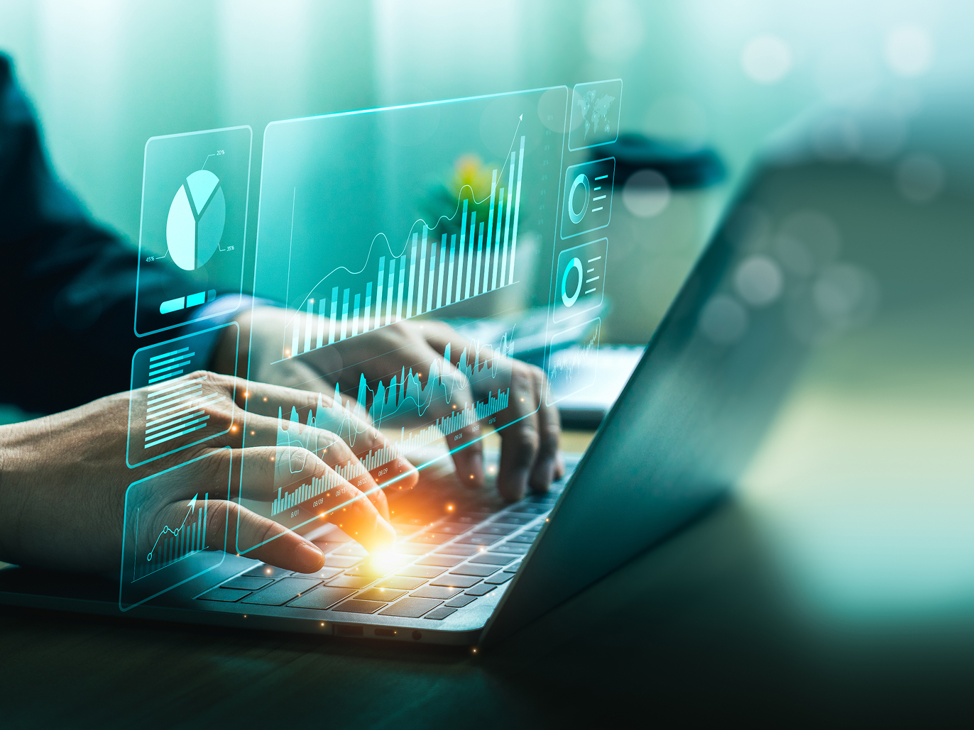 Main tenant un ordinateur portable avec une interface holographique affichant des graphiques et des données en croissance.