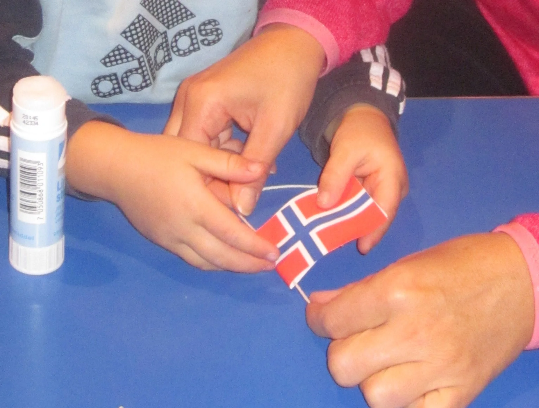 hjelpe til å lage flagglenke.jpg