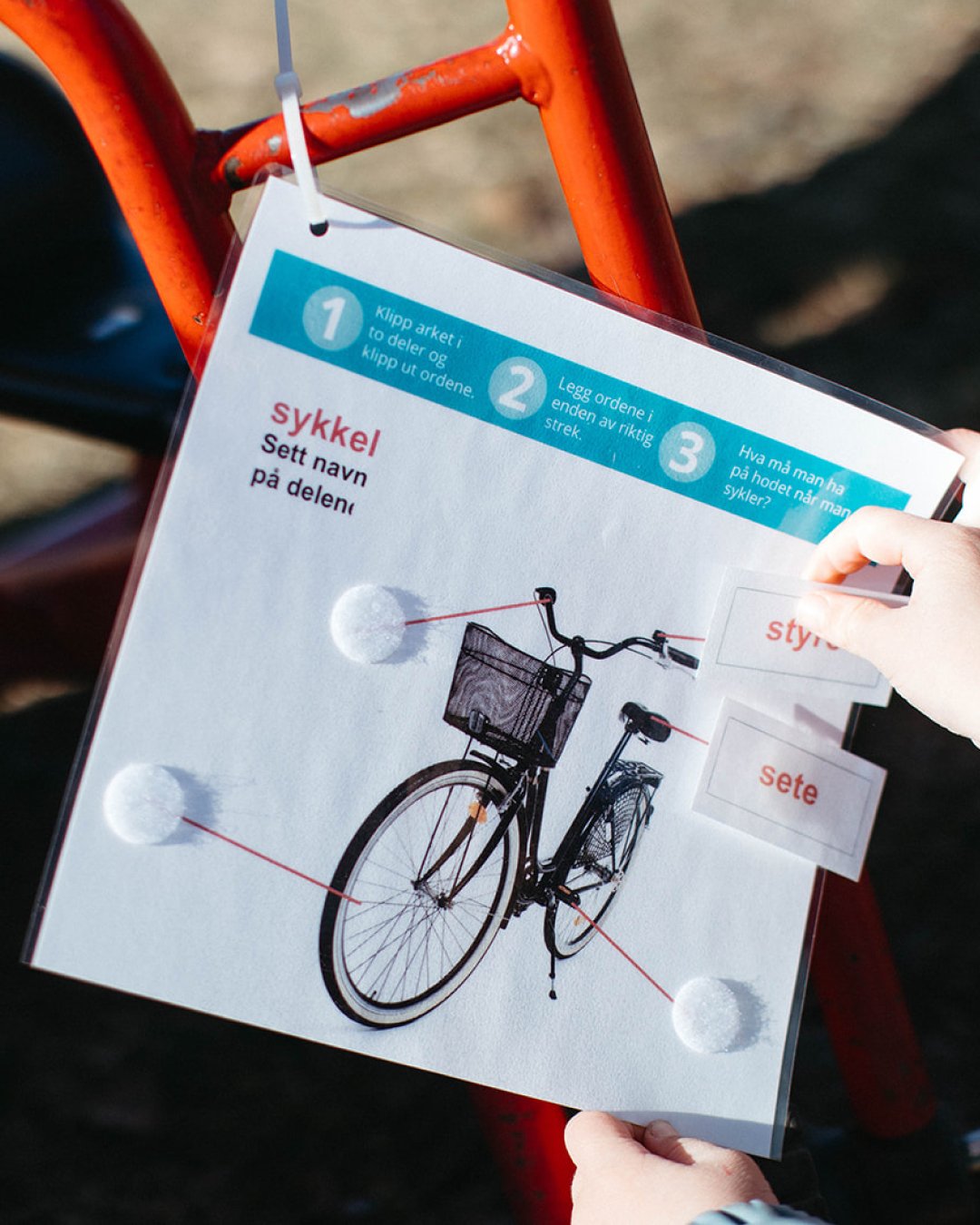 Sommeren gir mange muligheter for gode opplevelser ute. Med Bravo natursti f&aring;r barna utforske naturen gjennom oppgaver fra Bravo-leken, samtidig som de beveger seg, samarbeider og opplever mestring.

&bull; Kombiner lek, l&aelig;ring og fysisk 