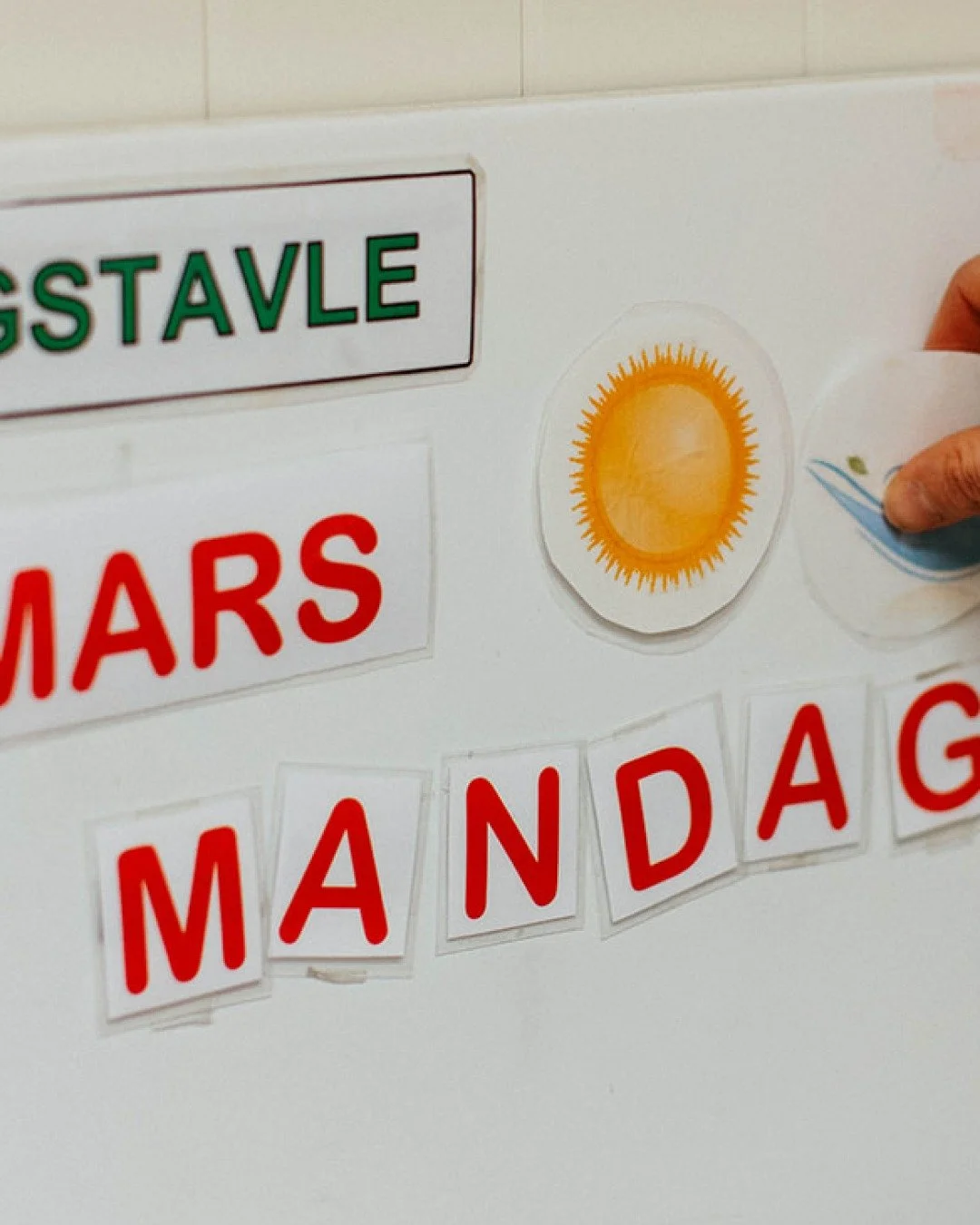 Mars er her! 🌤️🌱 Ny m&aring;ned betyr nye muligheter for lek og l&aelig;ring! Stikk innom ressursbanken og last ned Bravo dagsaktuelt. Der finner du bildekort med tall og v&aelig;rsymboler til oppslagstavla. Snakk om dato, m&aring;ned og tall og br