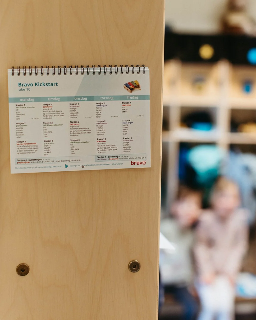 En god tre m&aring;neders bolk med Bravo-leken starter med en god ukeplan. Visste du at ukeplanene er selve ryggraden i Bravo-leken?

Hver ukeplan er n&oslash;ye satt sammen med ord, bokstaver, aktiviteter og oppgaver som bygger p&aring; hverandre. D
