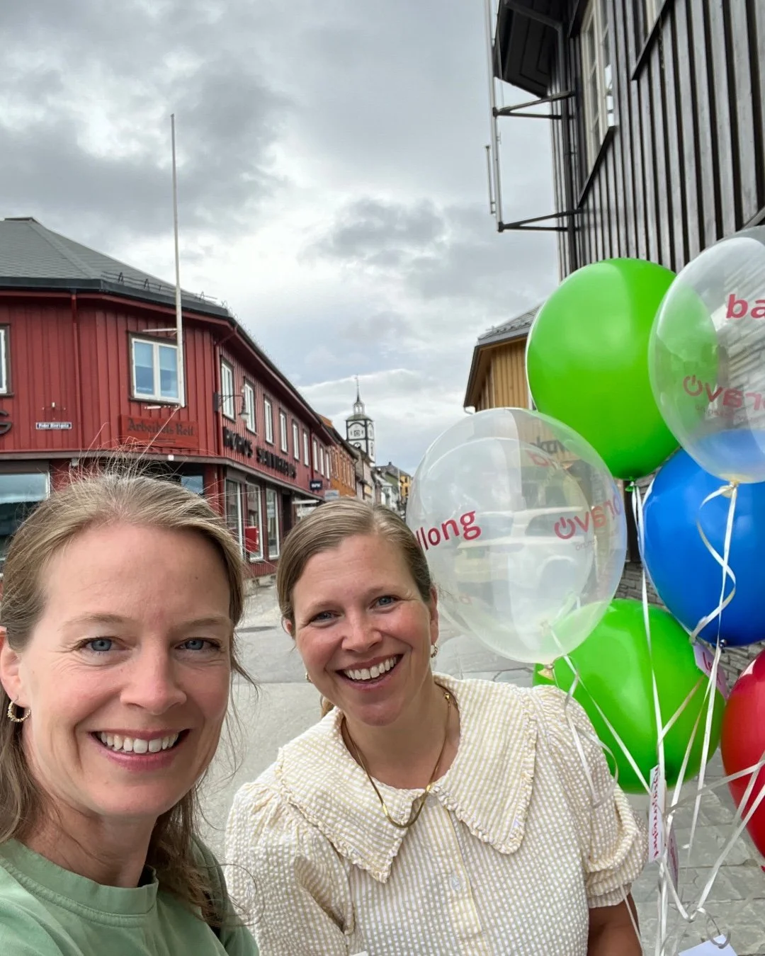 Ny her? Hei, vi er Heidi og Elisabeth!.

Det er vi som st&aring;r bak Bravo-leken og Intempo, og sammen har vi jobbet med Bravo-leken helt siden starten i 2009. Men historien begynte egentlig noen &aring;r f&oslash;r det.

Da Heidi fikk en s&oslash;n