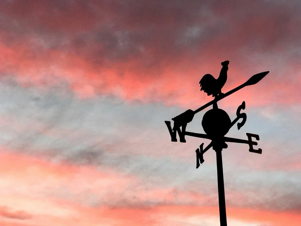 A weathervane at dusk representing guidance and the start of a new psychological journey for expats living in the Netherlands.