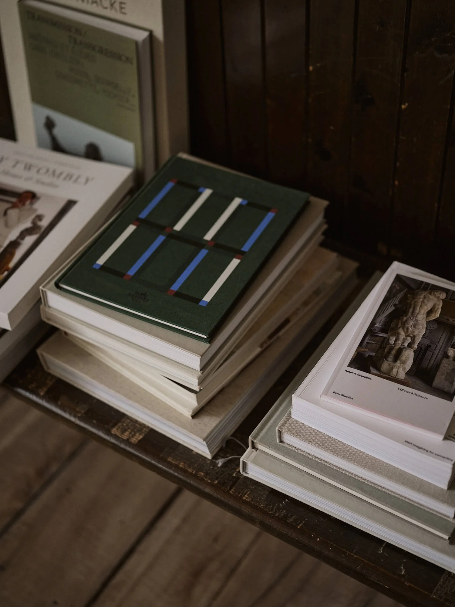 Pile de livres sur une table, symbolisant la recherche et la réflexion stratégique