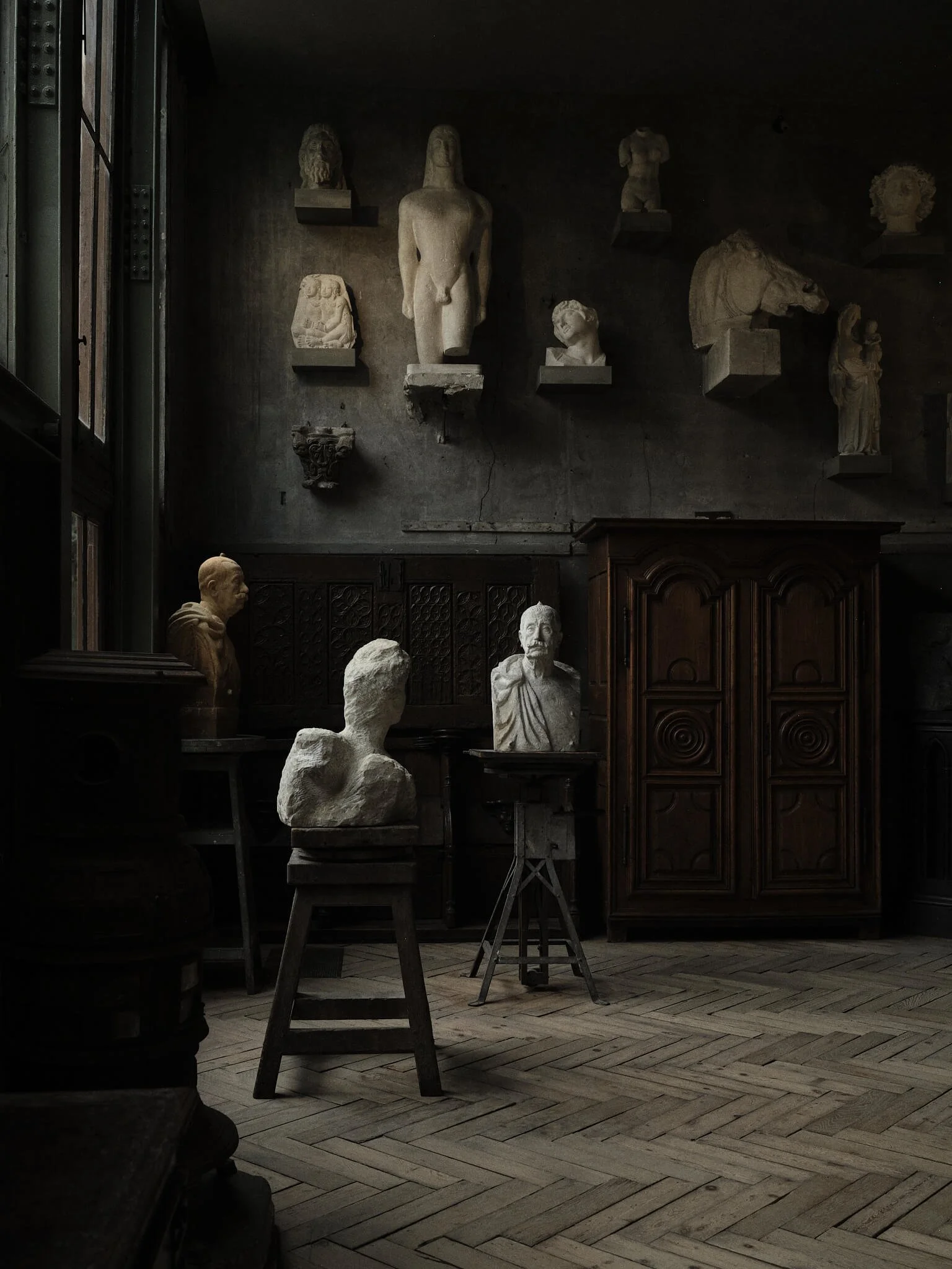 Atelier avec sculptures en plâtre, ambiance de création et de structuration